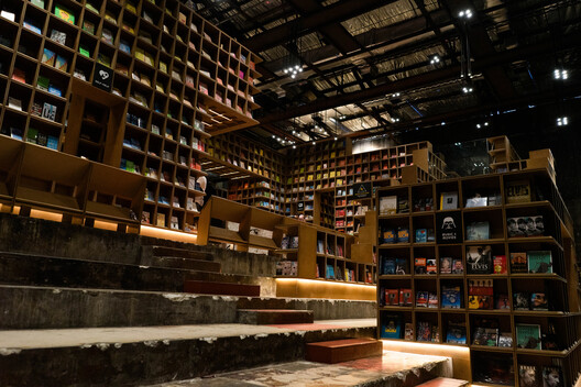 Spaces for Browsing: Balancing Commerce and Community in the Design of Bookstores - Image 16 of 35