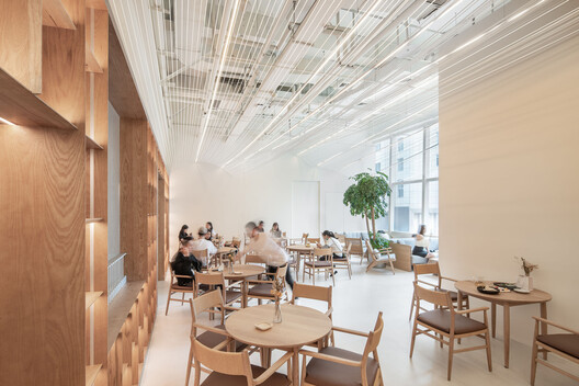 Spaces for Browsing: Balancing Commerce and Community in the Design of Bookstores - Image 5 of 35
