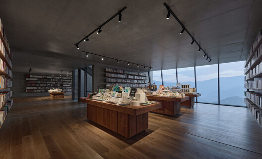 Spaces for Browsing: Balancing Commerce and Community in the Design of Bookstores - Image 21 of 35