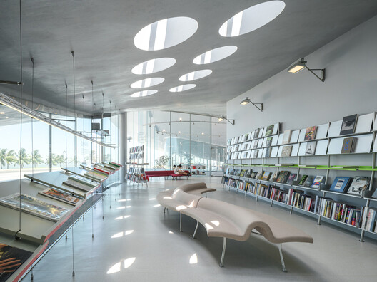 Spaces for Browsing: Balancing Commerce and Community in the Design of Bookstores - Image 24 of 35