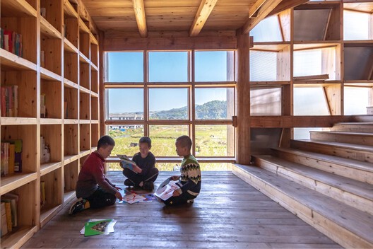 Spaces for Browsing: Balancing Commerce and Community in the Design of Bookstores - Image 23 of 35