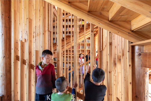 Spaces for Browsing: Balancing Commerce and Community in the Design of Bookstores - Image 11 of 35