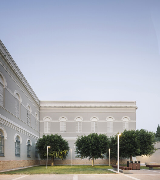 Universidad Europea | Turia Campus / Ramón Estevestudio - Fotografía externa, arcos, pilares, arcos