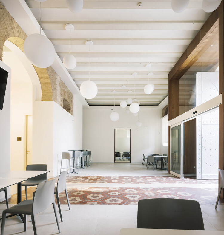 Universidad Europea | Turia Campus / Ramón Estevestudio - Fotografía interior, comedor, sillas, iluminación, mesas, vidrio