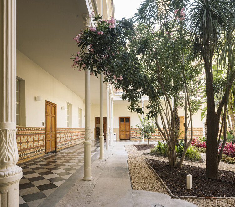Universidad Europea | Estudio de Turia Campus / Ramón Esteve - Fotos externos, Pilar e Interna Terrace