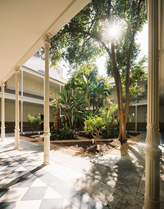 European University | Turia Campus / Ramón Esteve Estudio - Image 10 of 37