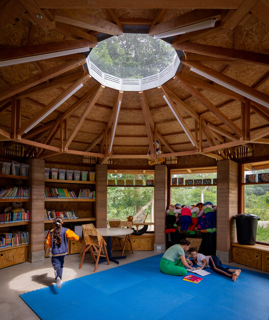 Una escuela sustentable Brasil / Sem Muros Arquitetura Integrada - Fotografía interior, Madera
