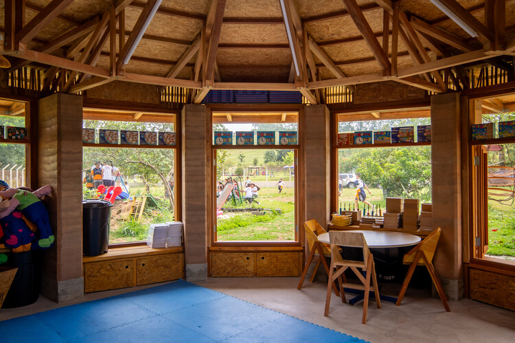 Una escuela sustentable Brasil / Sem Muros Arquitetura Integrada - Fotografía interior, Comedor, Madera, Fijación Vigas