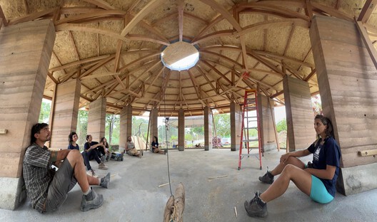 Una escuela sustentable Brasil / Sem Muros Arquitetura Integrada - Fotografía interior, Sala de estar, Madera