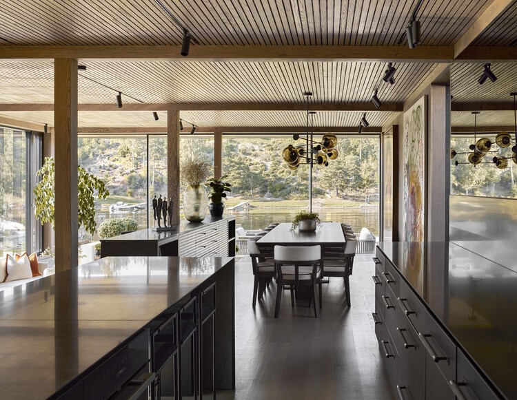 Villa Bruksveien / R21 Arkitekter - Fotografía interior, Cocina, Madera, Encimera, Fijación Vigas, Sillas