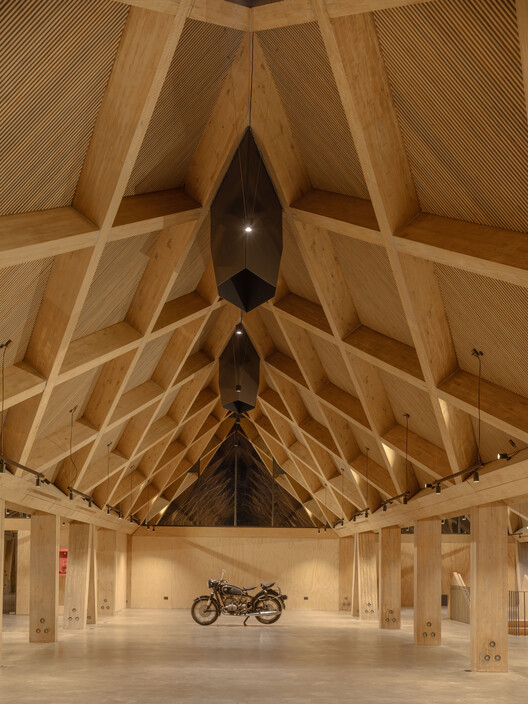 Mumo, Museo de motocicletas / DRAA - Fotografía interior, Madera, Fijación Vigas