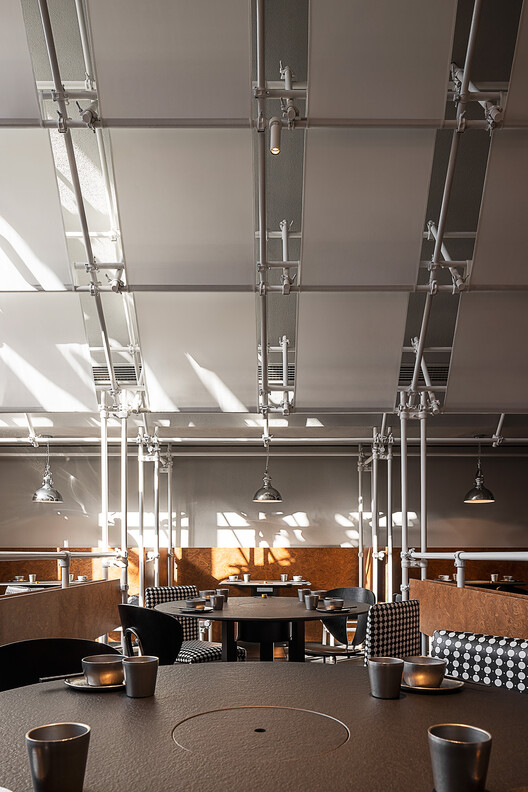 Jinhui Restaurante / Atelier Alittle - Fotografía interior, Cocina, Acero, Fijación Vigas