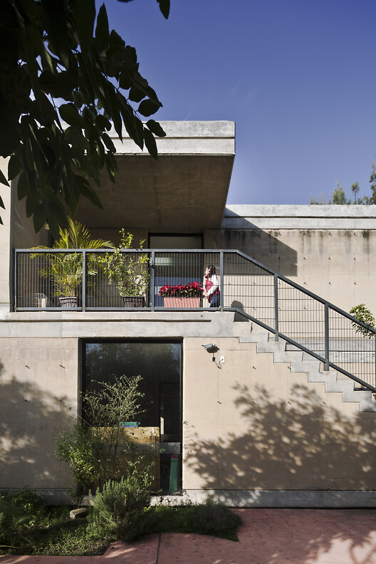 École Maternelle / Tatiana Bilbao Estudio - Fotografía exterior, Concreto, Balcón, Patio interior