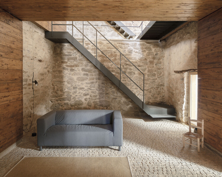 Renovación de Casa Abbey / Antonio Garcia Blay y Jose Antonio Ruiz Suaña - Fotografía interior, Dormitorio, Madera, Ladrillo, Sillas