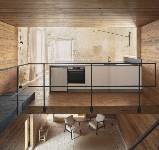 Renovación de Casa Abbey / Antonio Garcia Blay y Jose Antonio Ruiz Suaña - Fotografía interior, Cocina, Madera, Sillas, Fijación Vigas