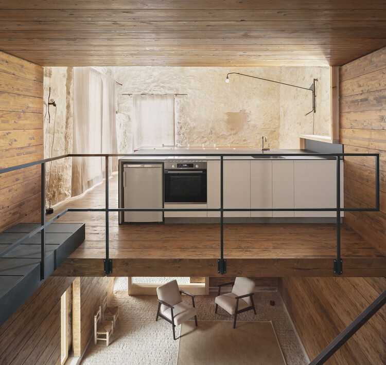 Renovación de Casa Abbey / Antonio Garcia Blay y Jose Antonio Ruiz Suaña - Fotografía interior, Cocina, Madera, Sillas, Fijación Vigas