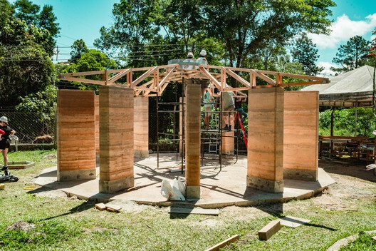 Una escuela sustentable Brasil / Sem Muros Arquitetura Integrada - Fotografía exterior, Madera