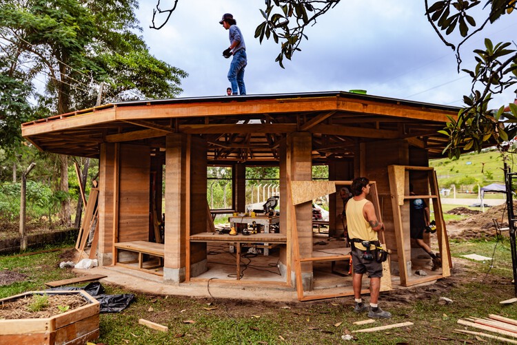Una escuela sustentable Brasil / Sem Muros Arquitetura Integrada - Fotografía exterior, Madera, Fijación Vigas