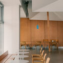 Café Blue Bottle en West Bund / atelier tao+c - Fotografía interior, Interiores De Cafeterías, Sillas