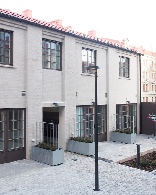BRF Smedjan Courtyard Building and Gatehouse / Högberg Gillner Arkitektur - Exterior Photography, Facade, Door, Concrete, Courtyard