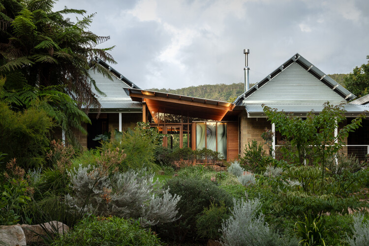 Zulaikha Laurence Tree Change House / Studio ZAWA - Image 6 of 17