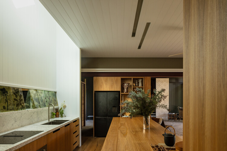 Casa Zulaikha Laurence – Mudança para o Verde / Studio ZAWA - Fotografia de Interiores, Cozinha, Madeira, Bancada, Cadeira