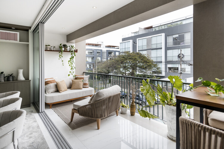 Edificio Arica / K+M Arquitectura y Urbanismo - Fotografía interior, Sala de estar, Sillas, Balcón
