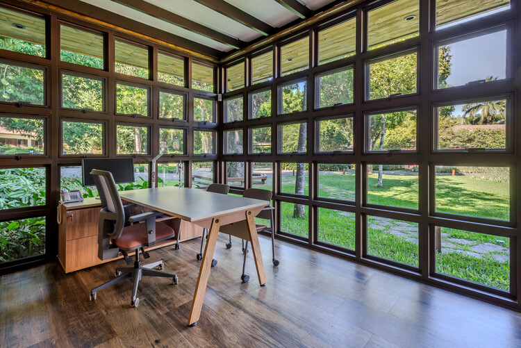 Escritório Associação Barreiros / Dall'Ovo Magalhães Arquitetura - Fotografia de Interiores, Sala de Jantar, Madeira, Prateleira, Vidro, Cadeira