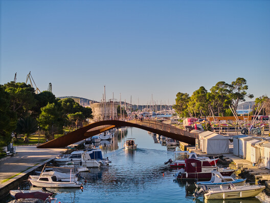 Puente sobre Foša/ Prostorne taktike - Fotografía exterior