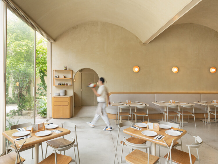 Restaurante Vulcanos Chapalita / Dinamita - Fotografía interior, Mesas, Sillas, Vidrio