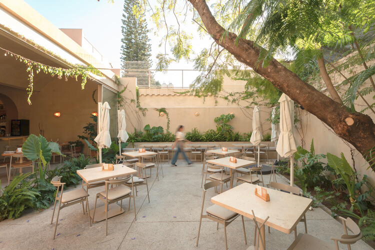 Restaurante Vulcanos Chapalita / Dinamita - Fotografía exterior, Mesas, Sillas, Patio interior, Patio