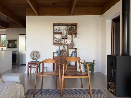 Casa Langma / Bruno Zaitter Arquitetura e Urbanismo Casa Langma / Bruno Zaitter Arquitetura e Urbanismo - Fotografia de Interiores, Sala de Jantar, Madeira, Cadeira, Mesa, Iluminação, Prateleira