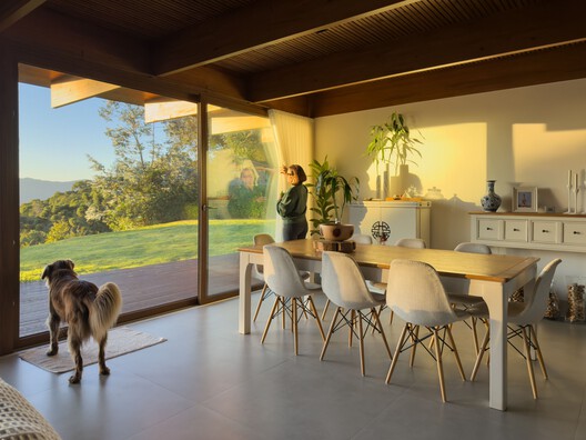 Casa Langma / Bruno Zaitter Arquitetura e Urbanismo Casa Langma / Bruno Zaitter Arquitetura e Urbanismo - Fotografia de Interiores, Sala de Jantar, Madeira, Mesa, Cadeira, Iluminação