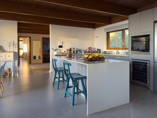 Casa Langma / Bruno Zaitter Arquitetura e Urbanismo Casa Langma / Bruno Zaitter Arquitetura e Urbanismo - Fotografia de Interiores, Cozinha, Bancada, Madeira, Iluminação, Cadeira, Mesa