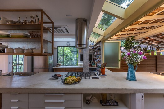 Casa Lúcio Costa / amanda arcuri - Fotografia de Interiores, Cozinha, Bancada, Madeira, Iluminação, Cadeira, Vidro