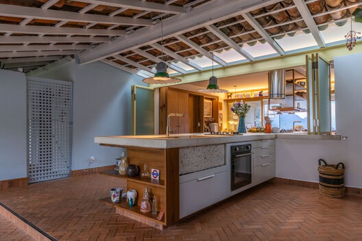 Casa Lúcio Costa / amanda arcuri - Fotografia de Interiores, Cozinha, Madeira, Bancada, Iluminação, Cadeira, Viga