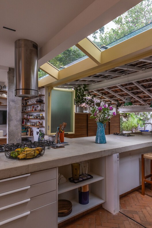 Casa Lúcio Costa / amanda arcuri - Fotografia de Interiores, Cozinha, Madeira, Bancada, Iluminação, Viga, Cadeira, Vidro