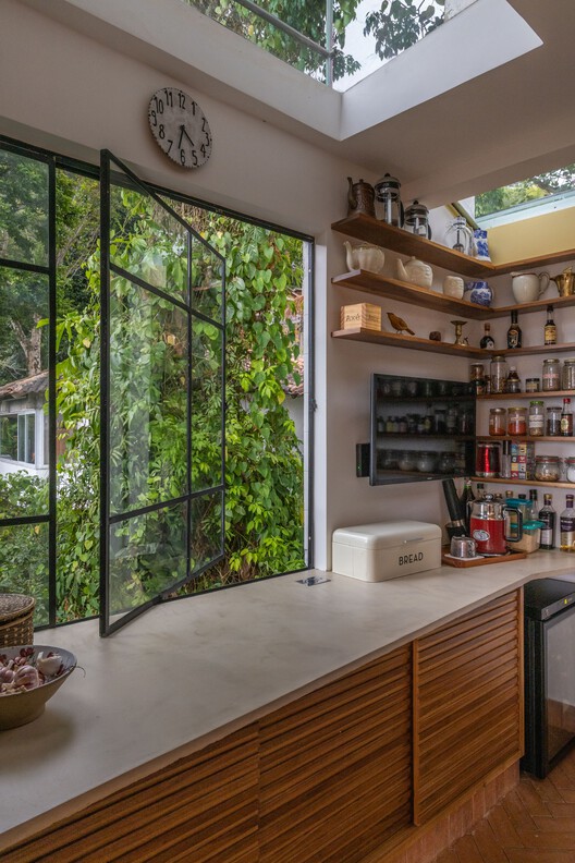 Casa Lúcio Costa / amanda arcuri - Fotografia de Interiores, Cozinha, Prateleira, Iluminação, Bancada, Vidro