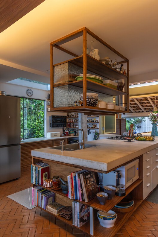 Casa Lúcio Costa / amanda arcuri - Fotografia de Interiores, Cozinha, Madeira, Prateleira, Iluminação, Bancada, Cadeira