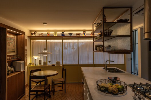 Casa Lúcio Costa / amanda arcuri - Fotografia de Interiores, Madeira, Iluminação, Prateleira, Cozinha, Bancada, Vidro, Cadeira