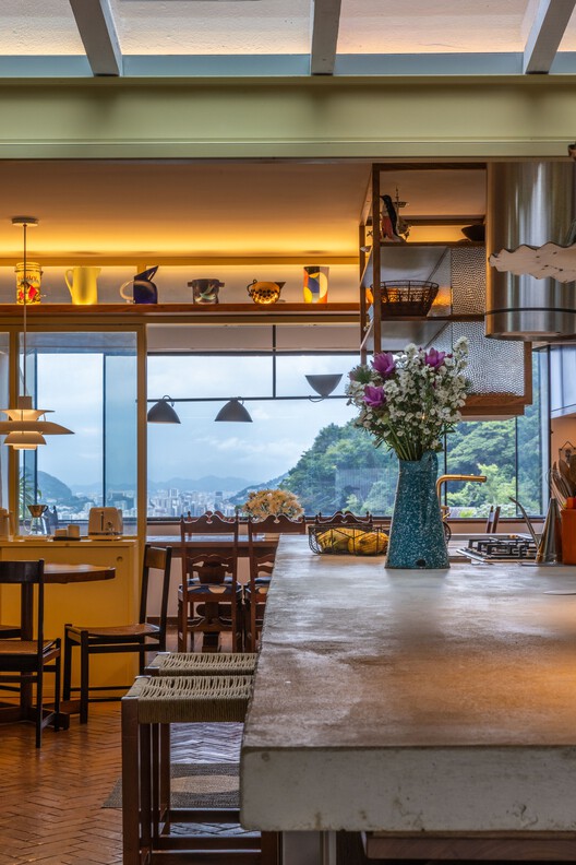 Casa Lúcio Costa / amanda arcuri - Fotografia de Interiores, Sala de Jantar, Madeira, Mesa, Iluminação, Cadeira, Vidro, Bancada