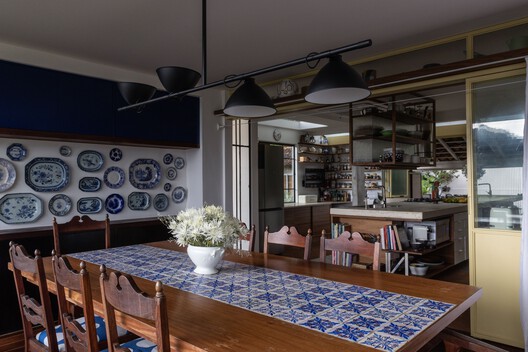 Casa Lúcio Costa / amanda arcuri - Fotografia de Interiores, Sala de Jantar, Iluminação, Cozinha, Bancada, Prateleira, Cadeira, Vidro