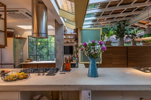 Casa Lúcio Costa / amanda arcuri - Fotografia de Interiores, Madeira, Cozinha, Bancada, Iluminação, Cadeira, Vidro