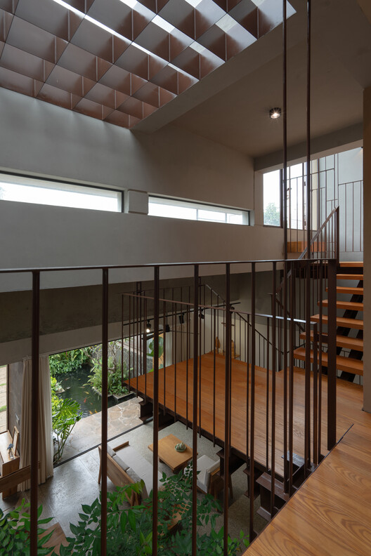 Casa Jinjee / Tad.atelier - Fotografia de Interiores, Escada, Madeira, Corrimão