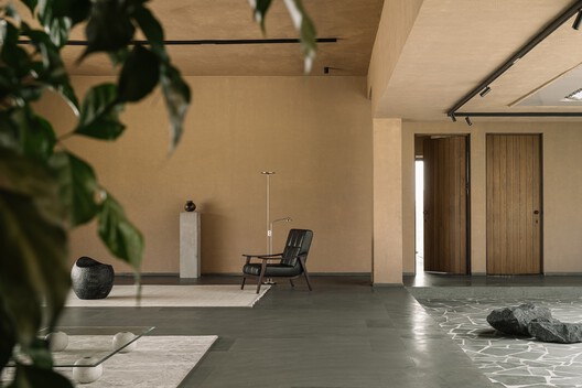 Courtyard House / D'WELL - Interior Photography, Chair, Concrete