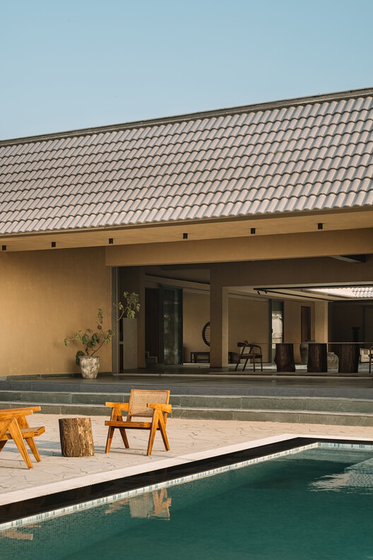 Courtyard House / D'WELL - Exterior Photography, Concrete, Courtyard