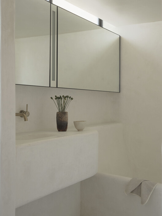Darling Point Apartment / Studio ZAWA - Interior Photography, Bathroom, Wood, Lighting, Sink, Countertop