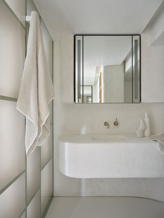 Darling Point Apartment / Studio ZAWA - Interior Photography, Bathroom, Glass, Sink
