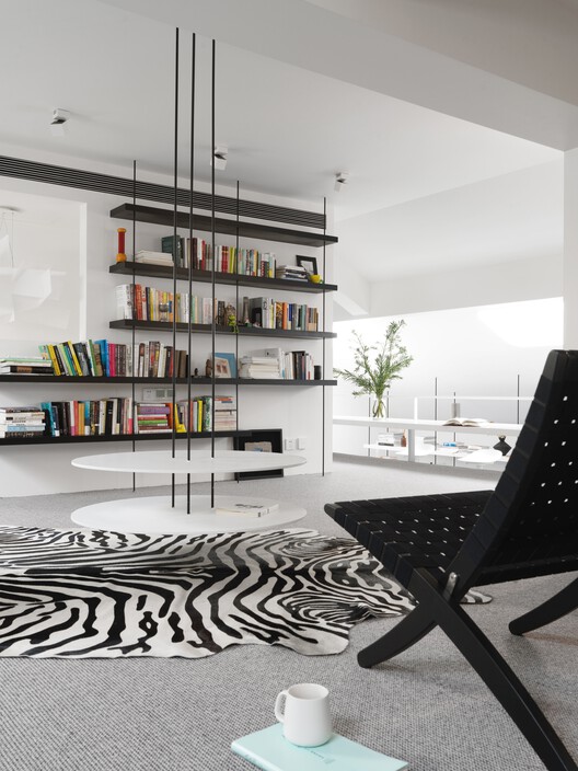 琴宅｜刘女士家 / 金秋野建筑工作室 - 室内图, 桌子, 椅子, 灯, 隔断