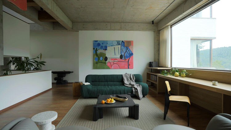 川东母亲之宅 / 門口建筑工作室 - 室内图, 起居室, 木头, 灯, 桌子, 沙发, 椅子